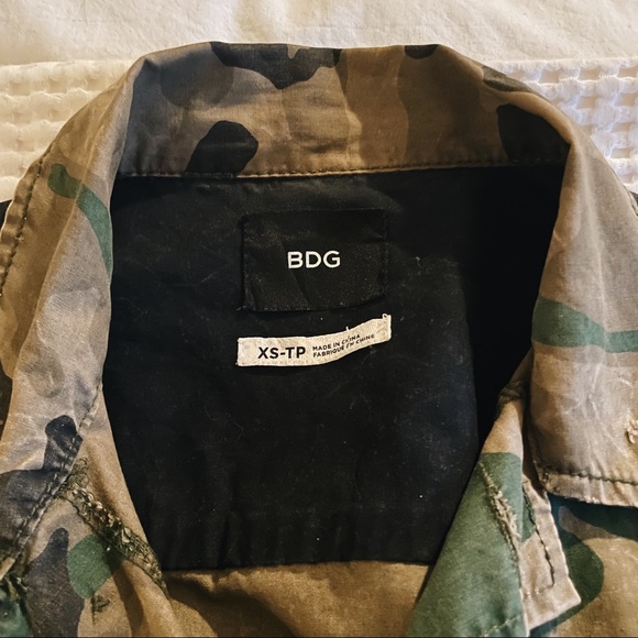 Two-Tone Army Shacket - Picture 7 of 12